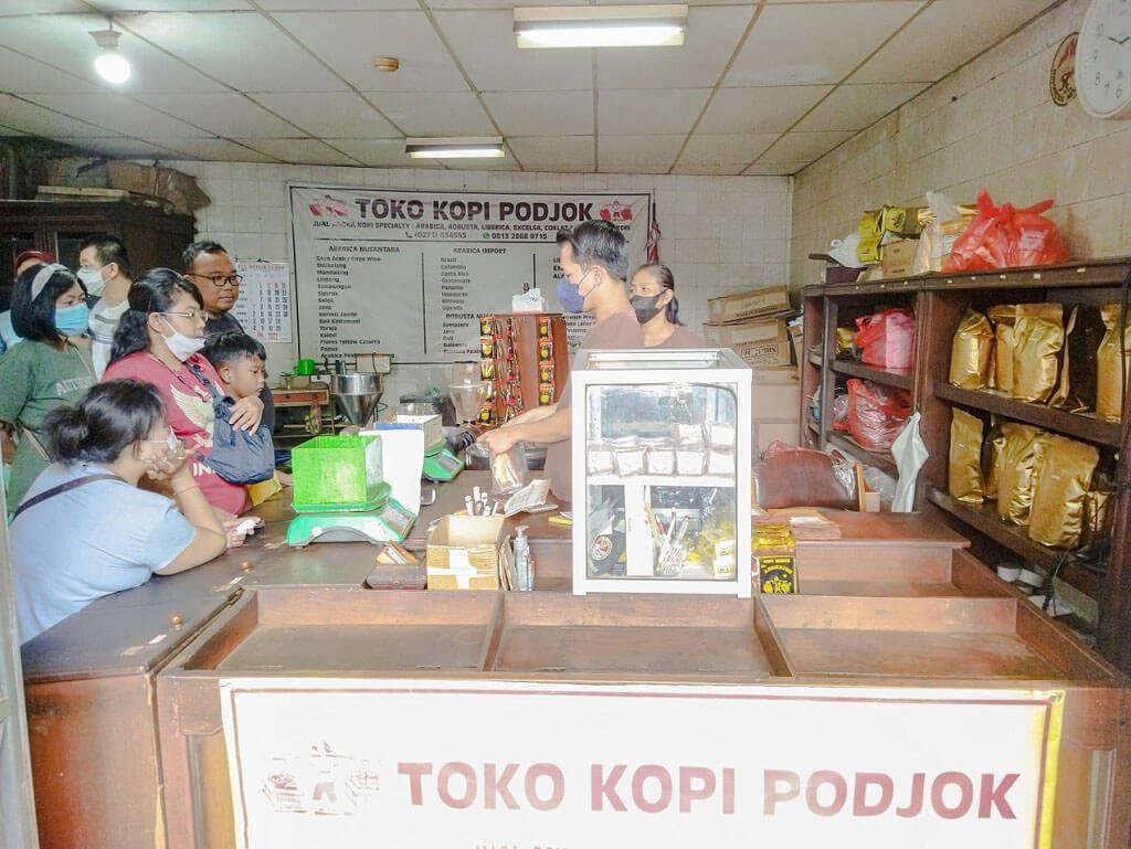 Kopi Hangat di Podjok: Santai di Jantung Adipala